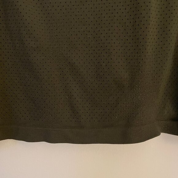 Lululemon Breeze By Muscle Crop Tank, Size 8, Pre-Owned - Fair Condition - Picture 9 of 10